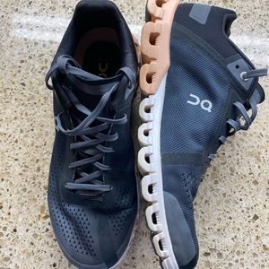 On Cloud CloudFlow shoes. Size 8.